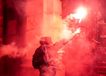 Protestuesit hedhin gjësende gjatë protestës kundër incidentit vdekjeprurës në Novi Sad