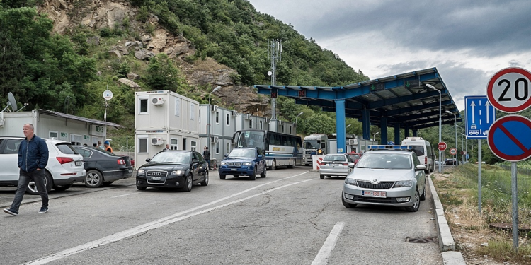 U ofroi para të gatshme policëve, arrestohet një person te Dheu i Bardhë
