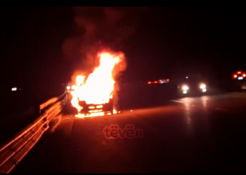 Përfshihet nga flaka një veturë në rrugën Duhël – Prishtinë