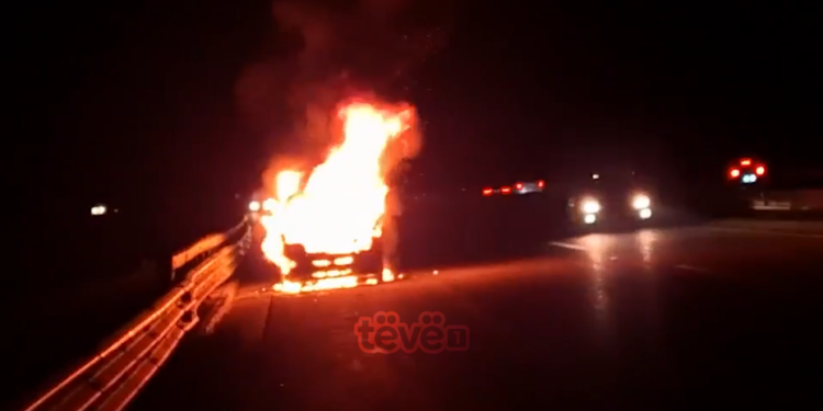 Përfshihet nga flaka një veturë në rrugën Duhël – Prishtinë