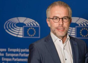 Eurodeputeti holandez: Ka ardhur koha që Serbia të përcaktohet