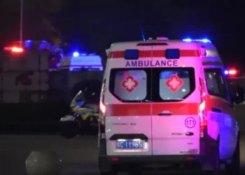 Makina përplas një turmë njerëzish në Kinë, 35 të vdekur