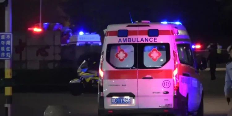 Makina përplas një turmë njerëzish në Kinë, 35 të vdekur