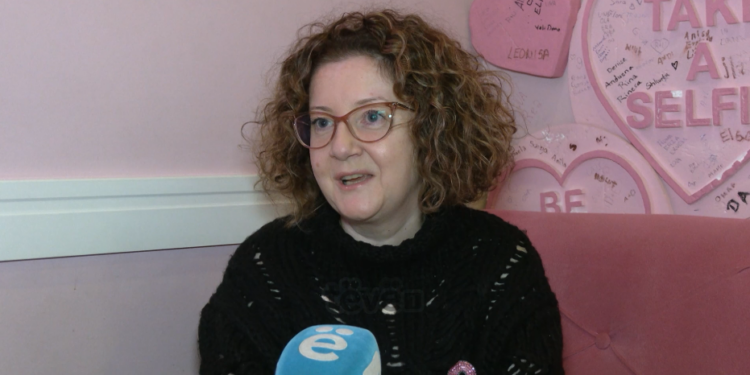 46-vjeçarja rrëfen se si e mposhti kancerin e gjirit