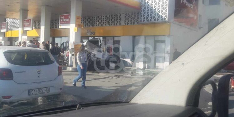Vetura përplaset brenda një pompe derivatesh në Prishtinë – lëndohet vozitësja