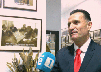 Stërnipi i Hajredin Bej Cakranit: Padi për të gjitha televizionet që transmetojnë filmin ’Nëntori i dytë’’