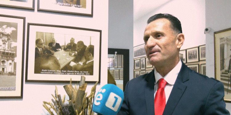 Stërnipi i Hajredin Bej Cakranit: Padi për të gjitha televizionet që transmetojnë filmin ’Nëntori i dytë’’