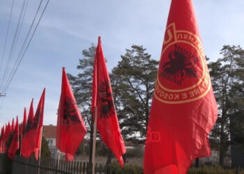 112 flamuj kuq e zi vendosen në shkollën e fshatit Bibaj të Ferizajt në prag të 28 Nëntorit