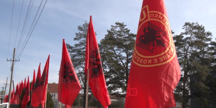 112 flamuj kuq e zi vendosen në shkollën e fshatit Bibaj të Ferizajt në prag të 28 Nëntorit