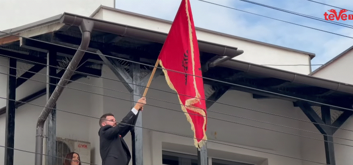 Flamuri kuq e zi vendoset në institucionet ku i drejtojnë shqiptarët në Preshevë e Bujanoc