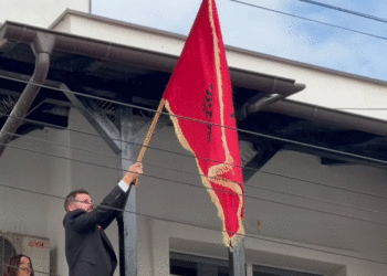 Flamuri kuq e zi vendoset në institucionet ku i drejtojnë shqiptarët në Preshevë e Bujanoc