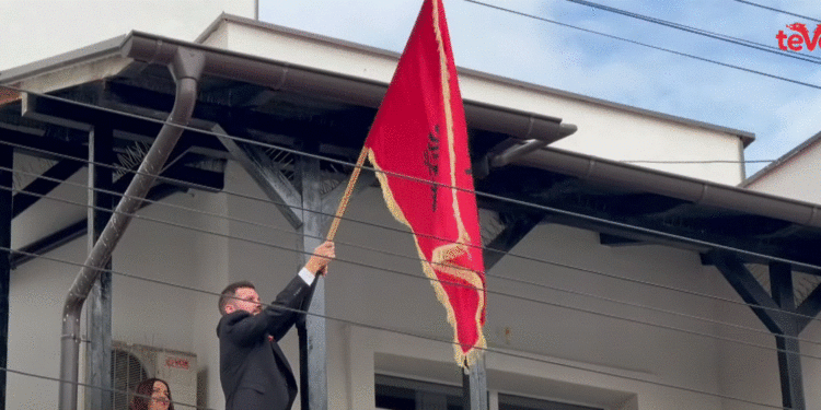Flamuri kuq e zi vendoset në institucionet ku i drejtojnë shqiptarët në Preshevë e Bujanoc