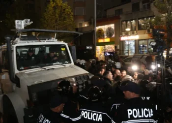 Hidhet ujë dhe gaz lotsjellës mbi protestuesit në Tiranë