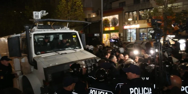 Hidhet ujë dhe gaz lotsjellës mbi protestuesit në Tiranë