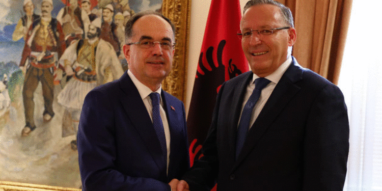 Hamza takon edhe presidentin Begaj për 28 Nëntor: Së bashku, me besim e shpresë ecim përpara