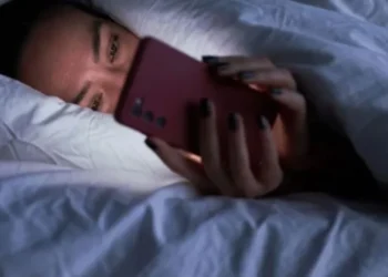 Si ndikon përdorimi i telefonit sapo zgjohemi në mëngjes tek shëndeti?