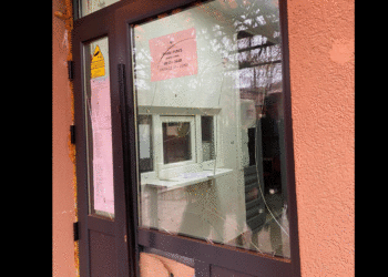 Peci dënon sulmin në objektin e Komunës së Zveçanit, publikon foto nga dëmet materiale