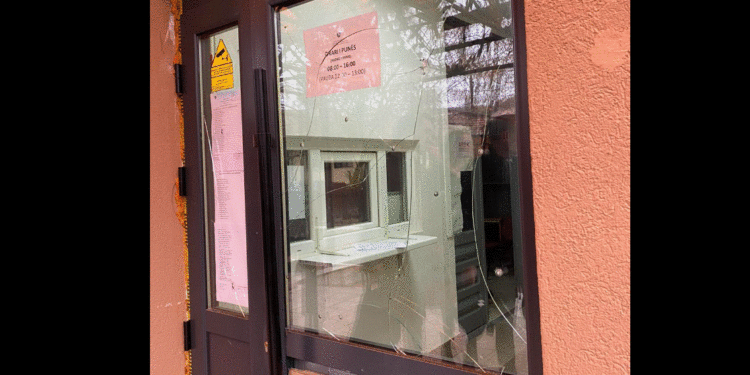 Peci dënon sulmin në objektin e Komunës së Zveçanit, publikon foto nga dëmet materiale