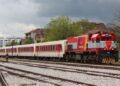 Sulmohet me gurë treni i linjës Prishtinë-Pejë, thyhet një xham