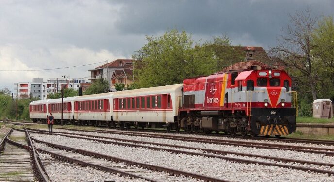 Sulmohet me gurë treni i linjës Prishtinë-Pejë, thyhet një xham