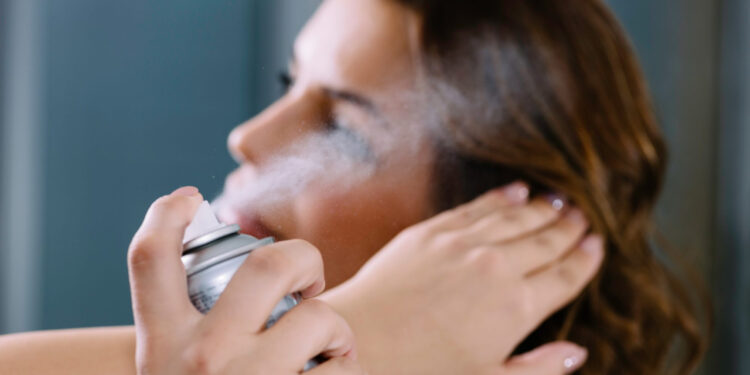 Çfarë është shampoja e thatë – përdorimi dhe efektet tek flokët dhe skalpi