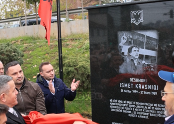 “Ky është gjak i dëshmorit të lirisë” – Nderohet me pllakë përkujtimore dëshmori Ismet Krasniqi