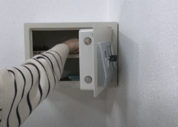 Shkolla “Pavarësia” në Prishtinë vendos kasaforta për telefona