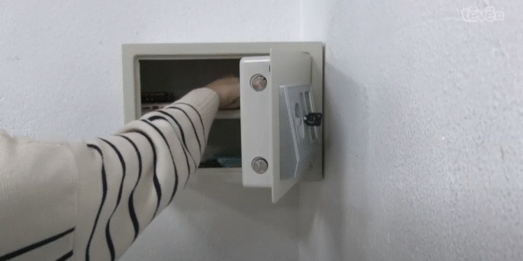 Shkolla “Pavarësia” në Prishtinë vendos kasaforta për telefona