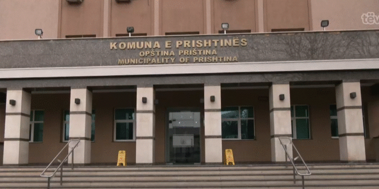 Punëtorët e KRM “Pastrimi” kundërshtojnë shpalljen e tenderit nga komuna për operatorët privatë