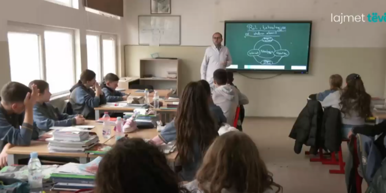 Doracaku për edukim seksual ngjalli reagime – a po zbatohet në shkolla?