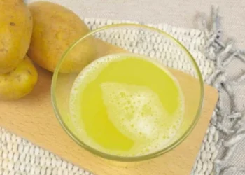 Si ta përdorni lëngun e patates për rritjen e flokëve