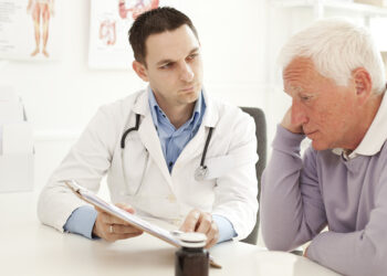 Studimi: Burrat me probleme me zemrën shfaqin rënie të aktivitetit të trurit më shpejt se gratë