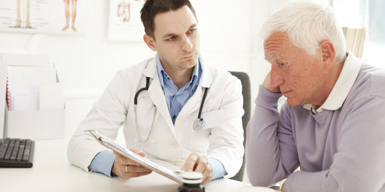 Studimi: Burrat me probleme me zemrën shfaqin rënie të aktivitetit të trurit më shpejt se gratë