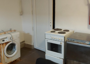 Brenda spitalit në Ferizaj: Lagështi, ushqime të pasigurta, orendi të vjetra