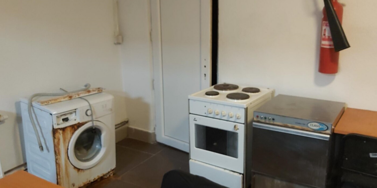 Brenda spitalit në Ferizaj: Lagështi, ushqime të pasigurta, orendi të vjetra