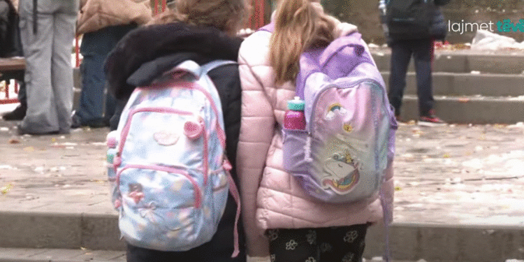 Disa persona të veshur si maskota tentojnë të mashtrojnë nxënësit në Prishtinë