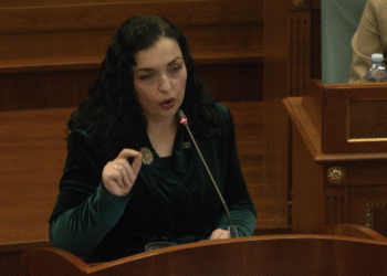 Analistët thonë se ka shpërputhje mes fjalëve të presidentes Osmani dhe punës së saj