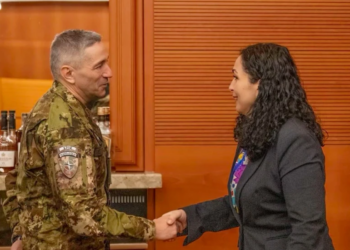 Osmani me komandantin e KFOR-it diskutojnë për situatën aktuale në Kosovë