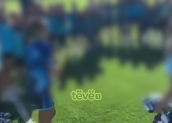 Fëmijët këndojnë këngë nacionaliste serbe në stadiumin e Leposaviqit