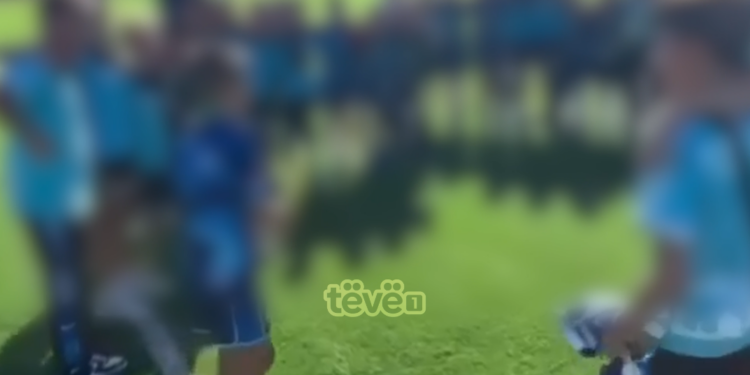 Fëmijët këndojnë këngë nacionaliste serbe në stadiumin e Leposaviqit