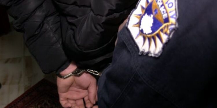 Vetëdorëzohet një person i dyshuar për pjesëmarrje në grup terrorist