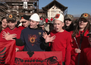 Prekazi një ditë para 28 Nëntorit, nxënësit i këndojnë Adem Jasharit