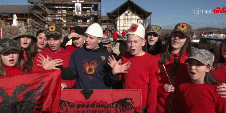 Prekazi një ditë para 28 Nëntorit, nxënësit i këndojnë Adem Jasharit