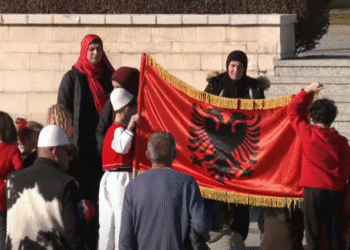 28 Nëntori në Prekaz, shumë qytetarë vizituan vendin historik