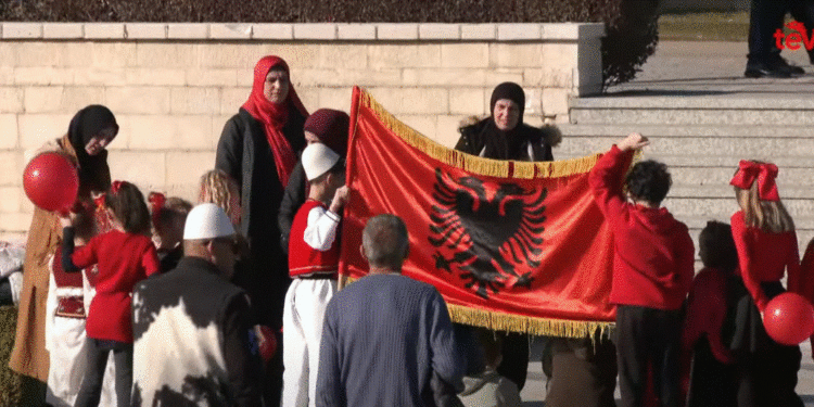 28 Nëntori në Prekaz, shumë qytetarë vizituan vendin historik