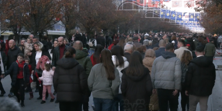 Shqiptarë nga të gjitha trojet erdhën për të shënuar 28 Nëntorin në Prishtinë