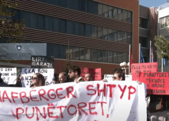 Protestë në mbështetje të punëtoreve teknike të Kuvendit