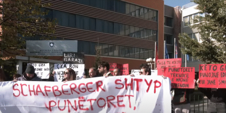 Protestë në mbështetje të punëtoreve teknike të Kuvendit