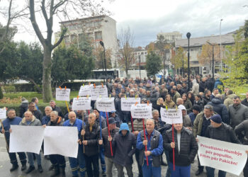 Protestojnë punëtorët e ndërmarrjes “Pastrimi”, kërkojnë ndaljen e tenderit në vlerë prej 16,5 milionë euro