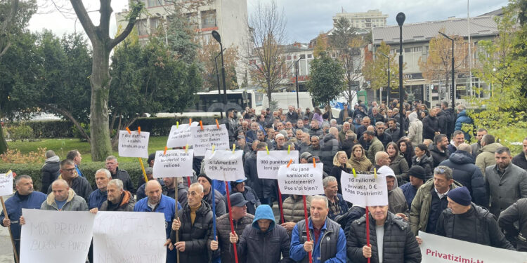Protestojnë punëtorët e ndërmarrjes “Pastrimi”, kërkojnë ndaljen e tenderit në vlerë prej 16,5 milionë euro